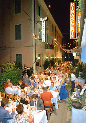 Cena in strada la notte di Ferragosto